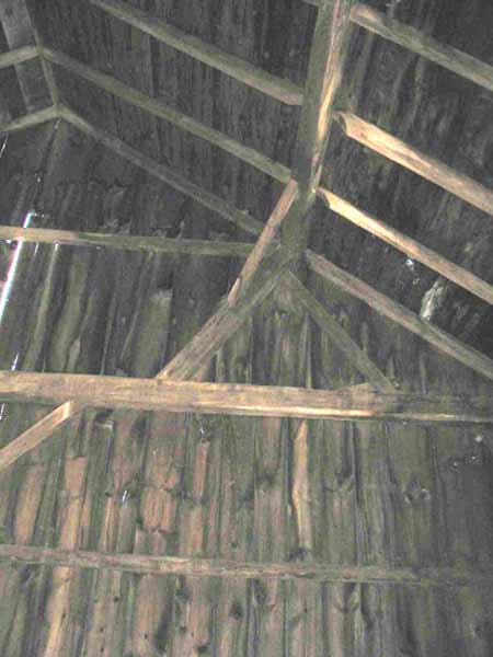 The Flat Hill Barn, 1840, measuring 30' x 36' with a slate roof laid in anunusual lapped pattern.