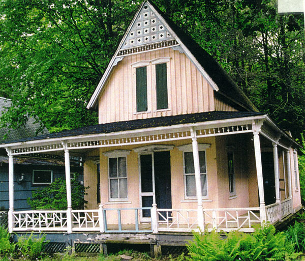 Front of the Comapground Cottage